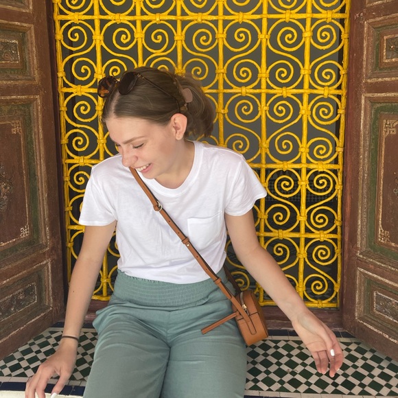 Meet your Posher, Madison - Picture 1 of 1